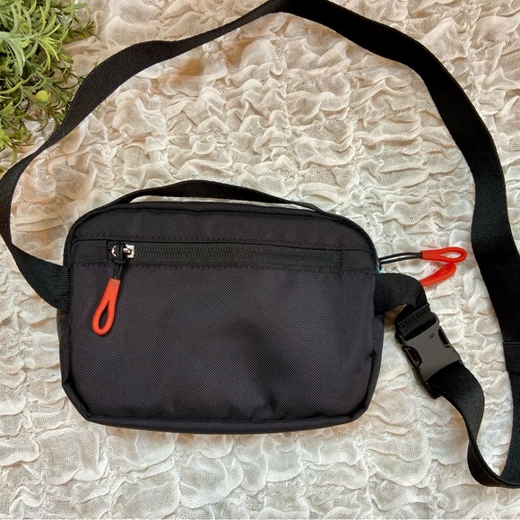 Sherpani Hip Pack Travel Fanny Waist Bum Bag Crossbody Purse Black - Picture 2 of 6